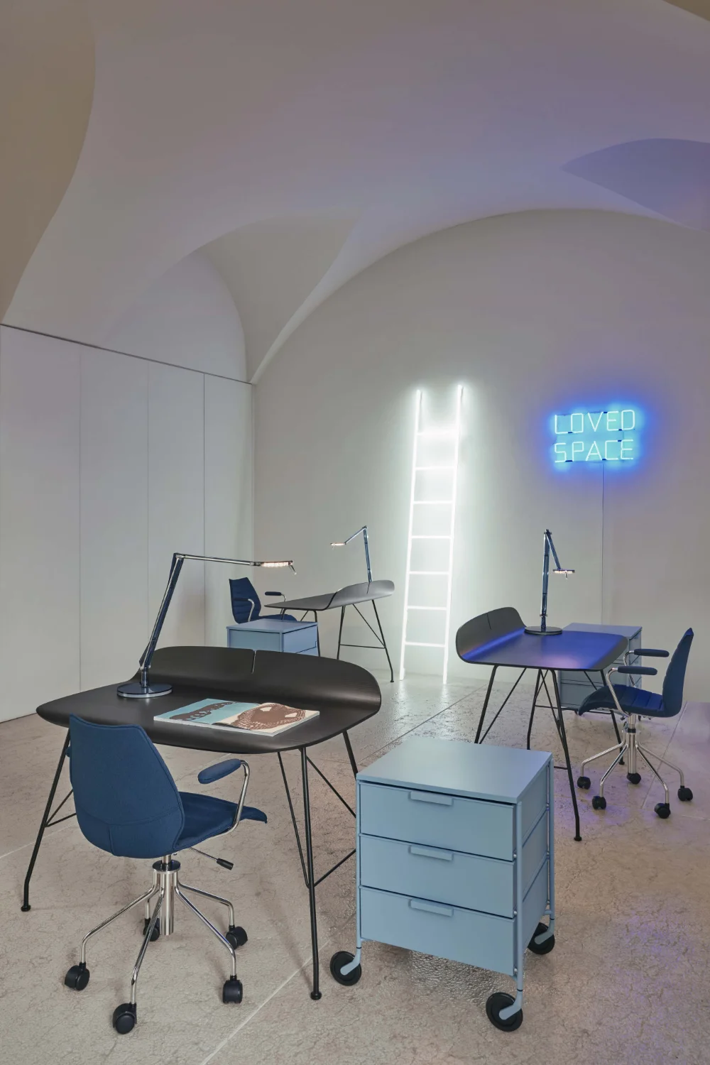 Photo set Kartell MAUI SOFT TREVIRA BLUE KAR02897PP 4