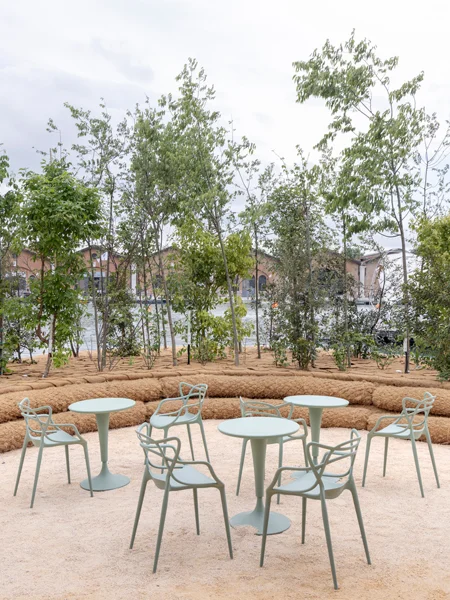 KARTELL SOSTIENE IL PROGETTO COOL FOREST ALLA BIENNALE ARCHITETTURA 2025